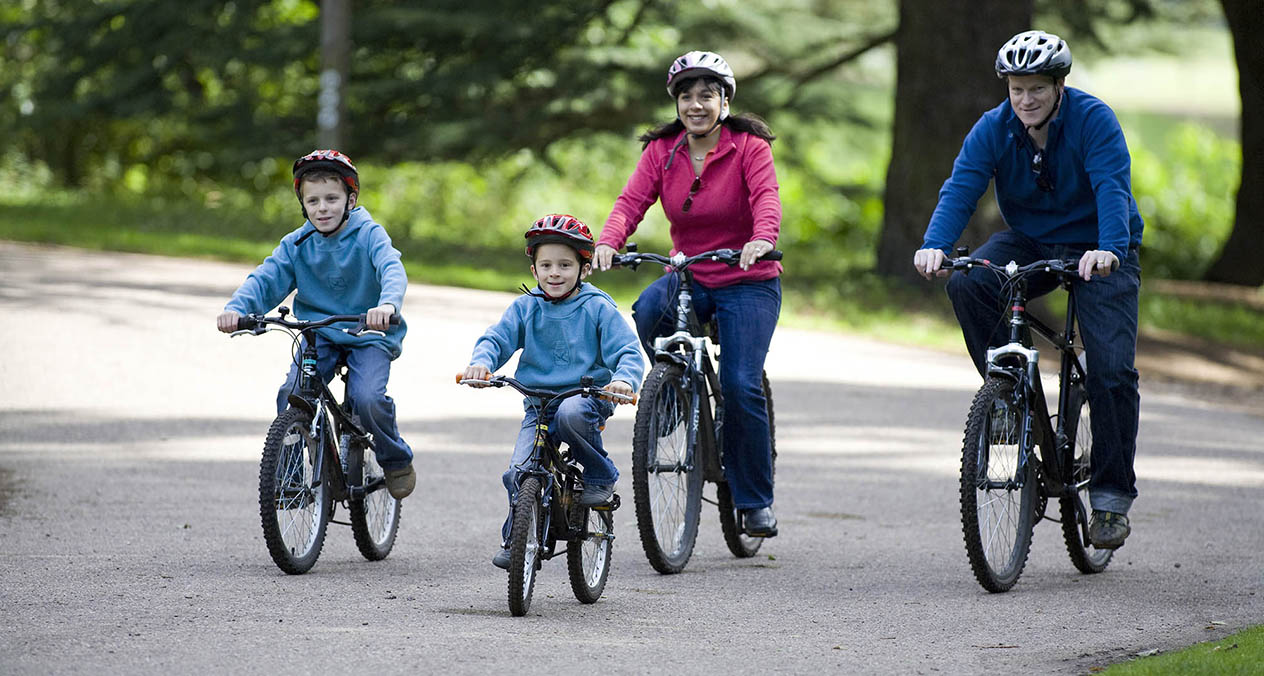 A family cycle together